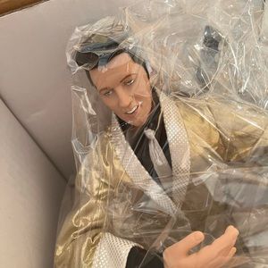 Animated Elvis Presley plays “Blue Christmas” Limited Edition